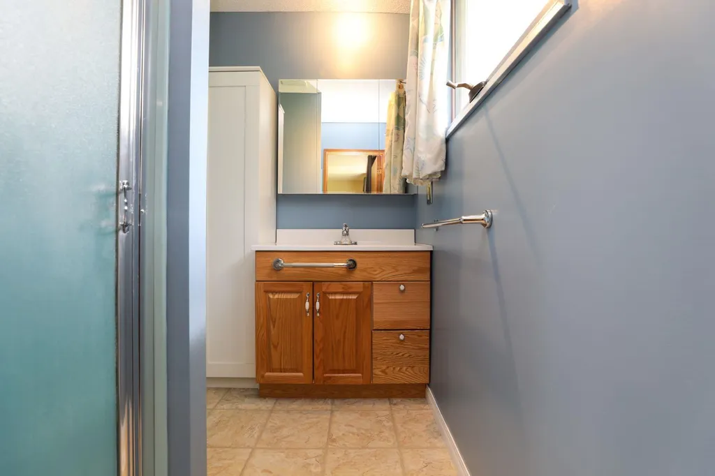 58 N 1a Street E Magrath AB T0K 1J0