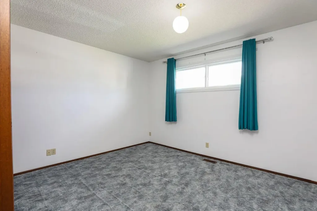 58 N 1a Street E Magrath AB T0K 1J0