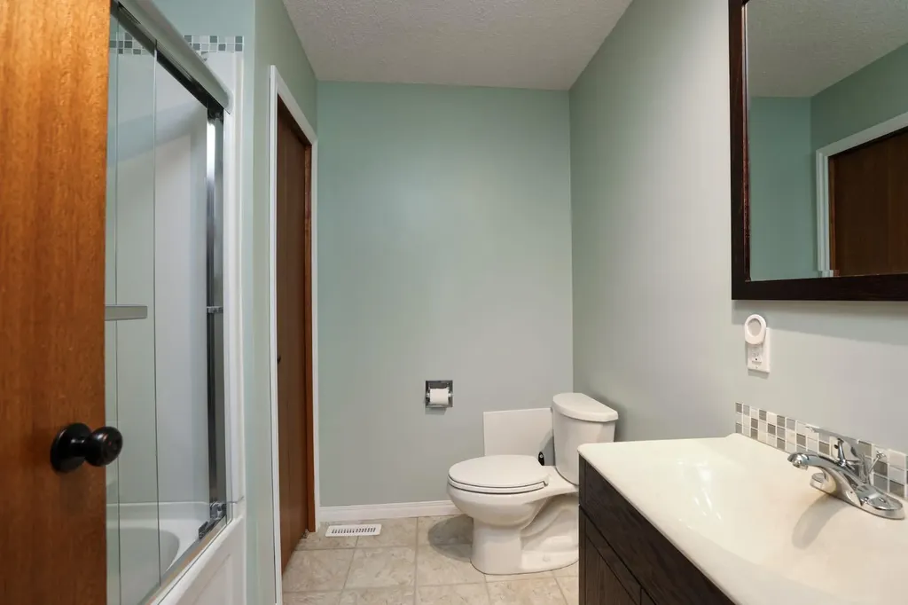 58 N 1a Street E Magrath AB T0K 1J0