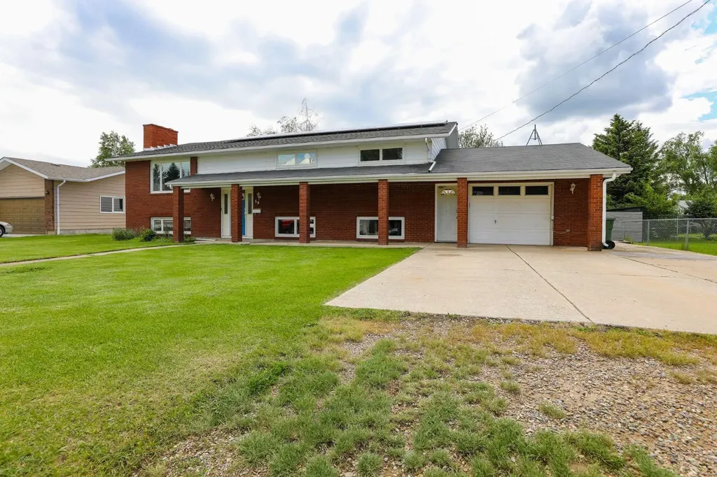 58 N 1a Street E Magrath AB T0K 1J0
