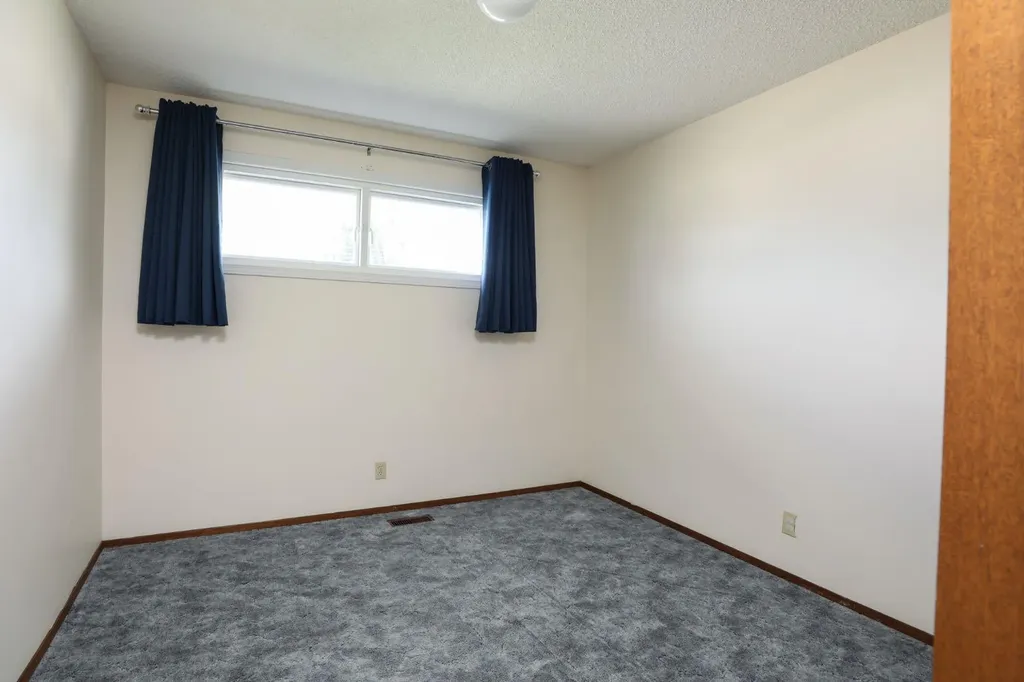 58 N 1a Street E Magrath AB T0K 1J0