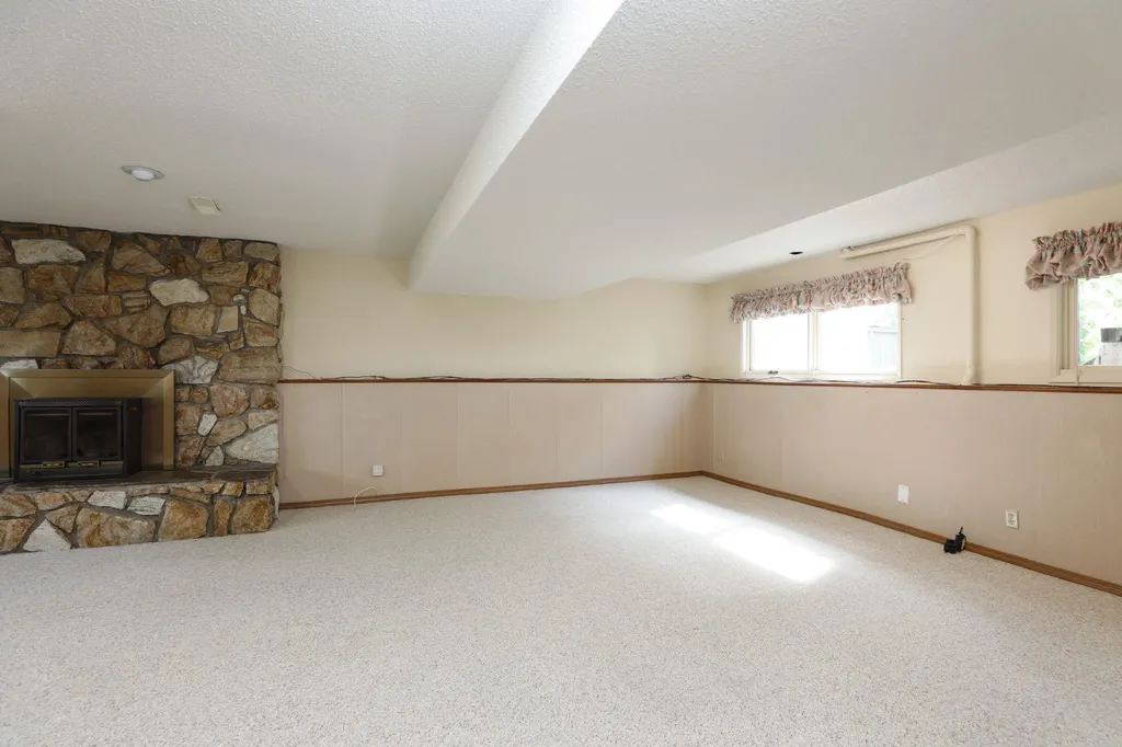 58 N 1a Street E Magrath AB T0K 1J0