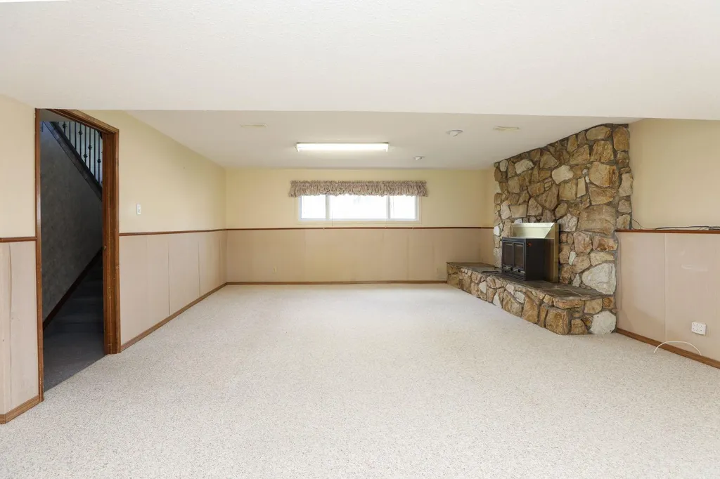 58 N 1a Street E Magrath AB T0K 1J0