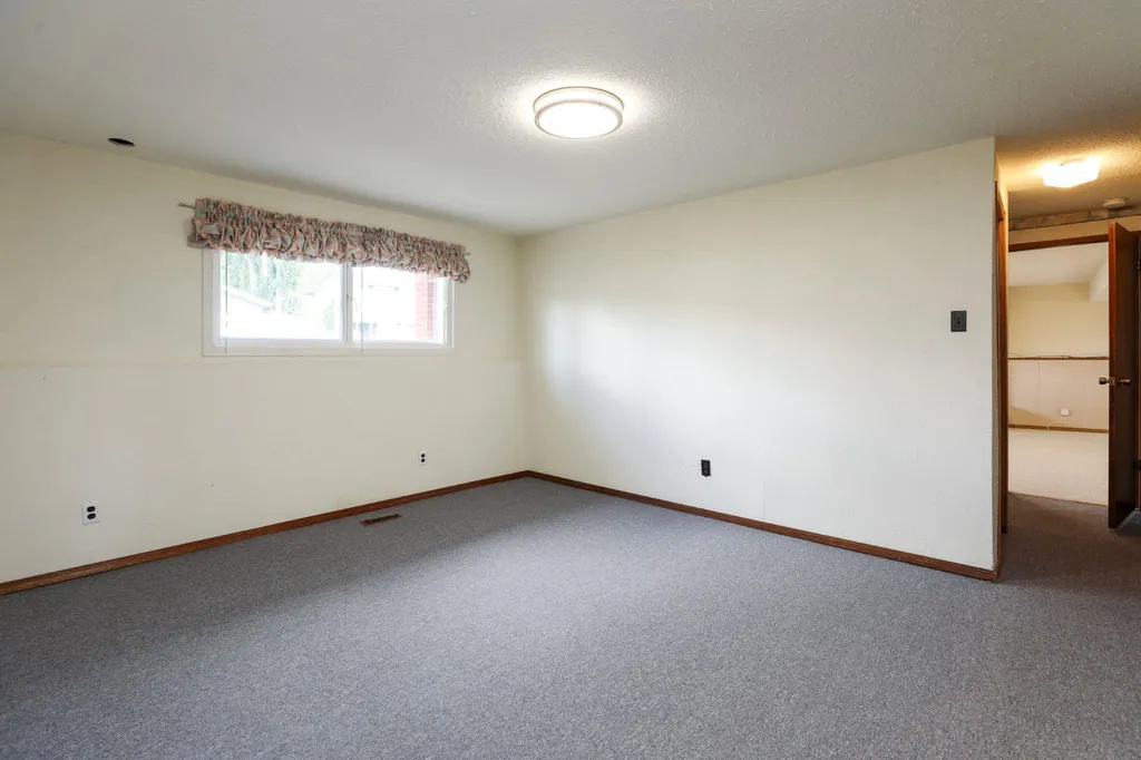 58 N 1a Street E Magrath AB T0K 1J0