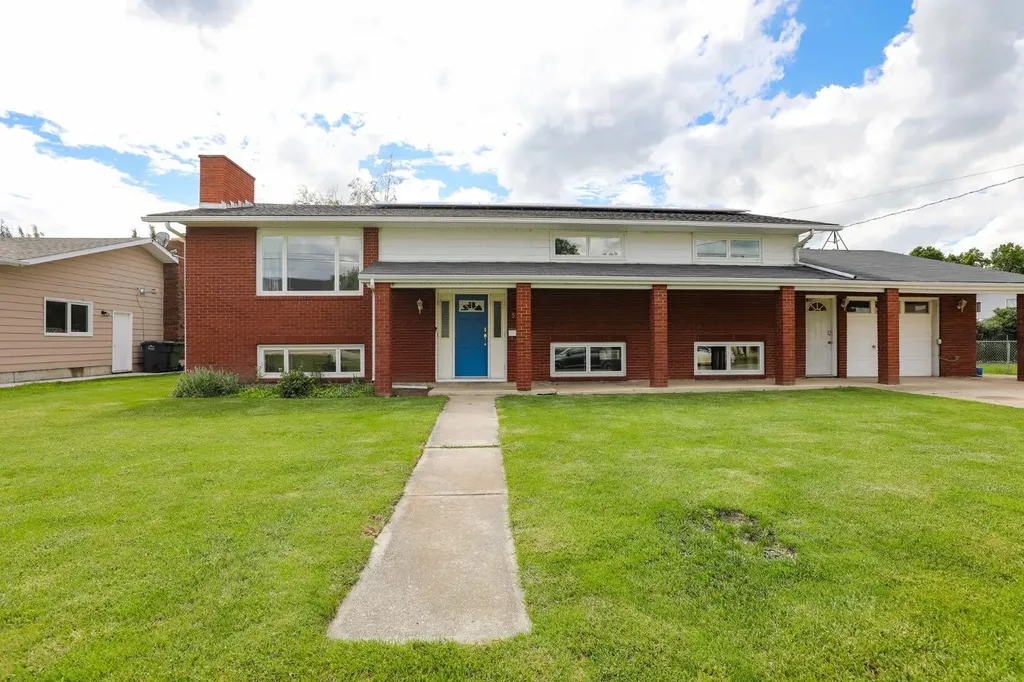 58 N 1a Street E Magrath AB T0K 1J0