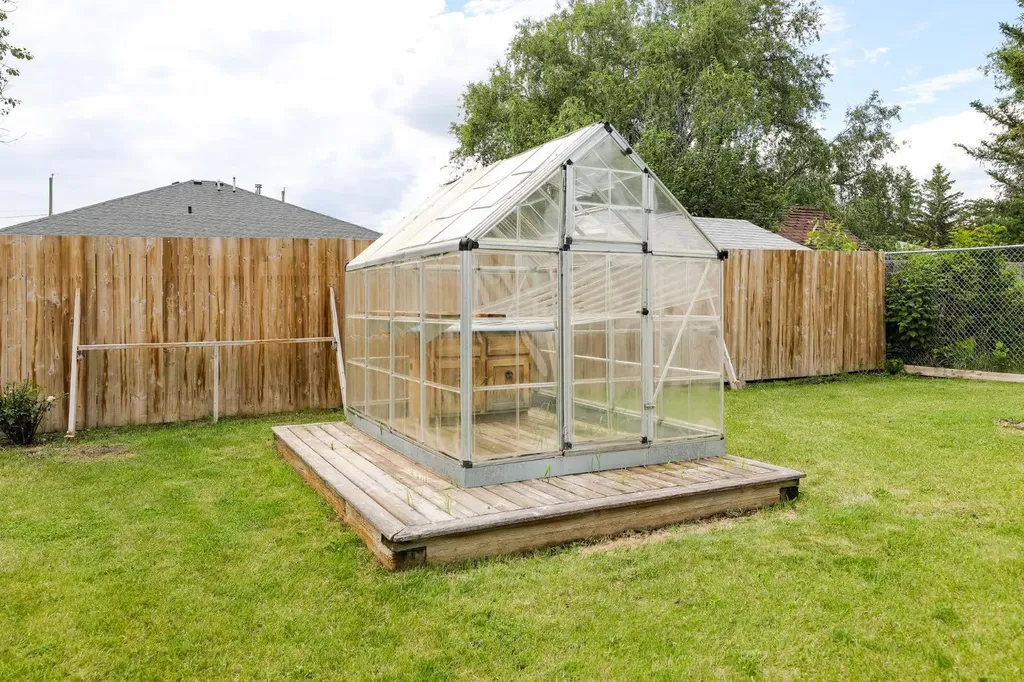 58 N 1a Street E Magrath AB T0K 1J0