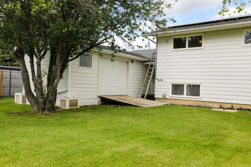 58 N 1a Street E Magrath AB T0K 1J0