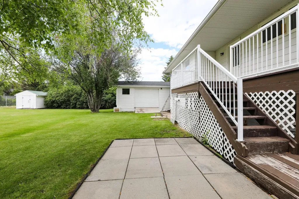 58 N 1a Street E Magrath AB T0K 1J0