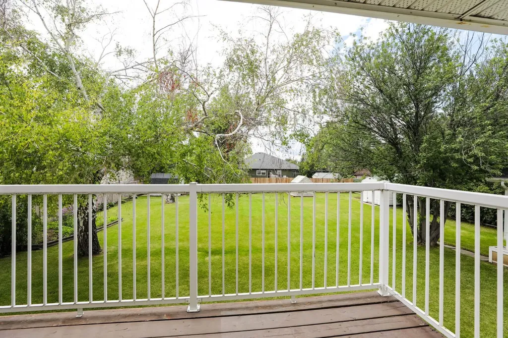 58 N 1a Street E Magrath AB T0K 1J0