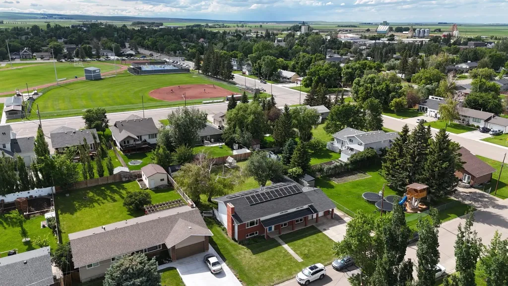 58 N 1a Street E Magrath AB T0K 1J0
