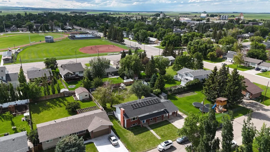 58 N 1a Street E Magrath AB T0K 1J0