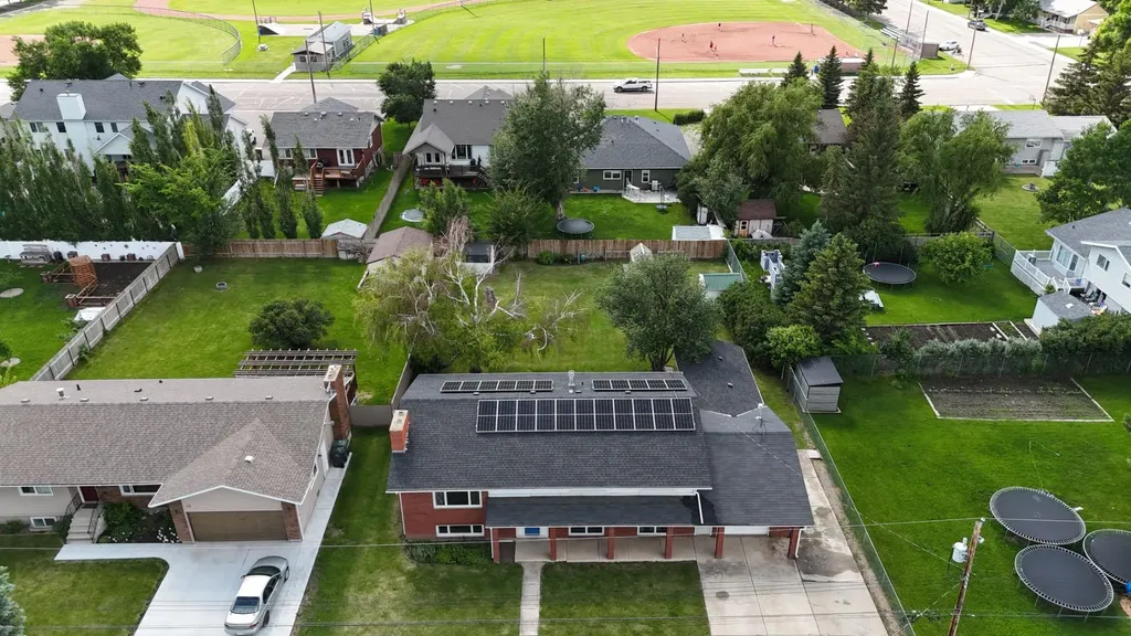 58 N 1a Street E Magrath AB T0K 1J0