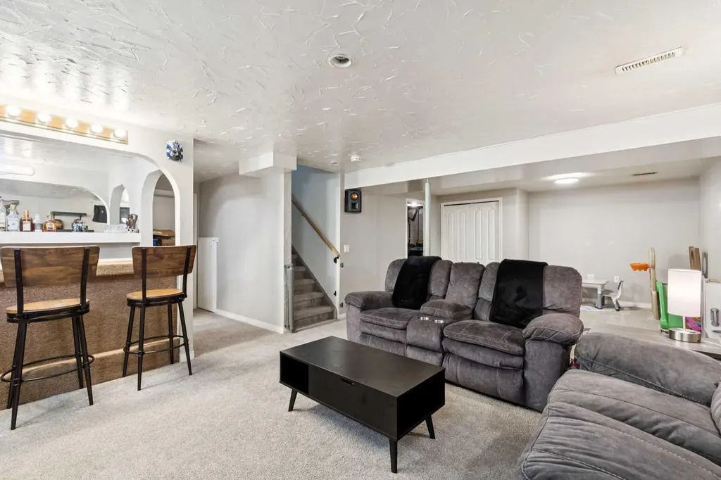 4387 Dovercrest Drive SE Calgary AB T2B 1Y3