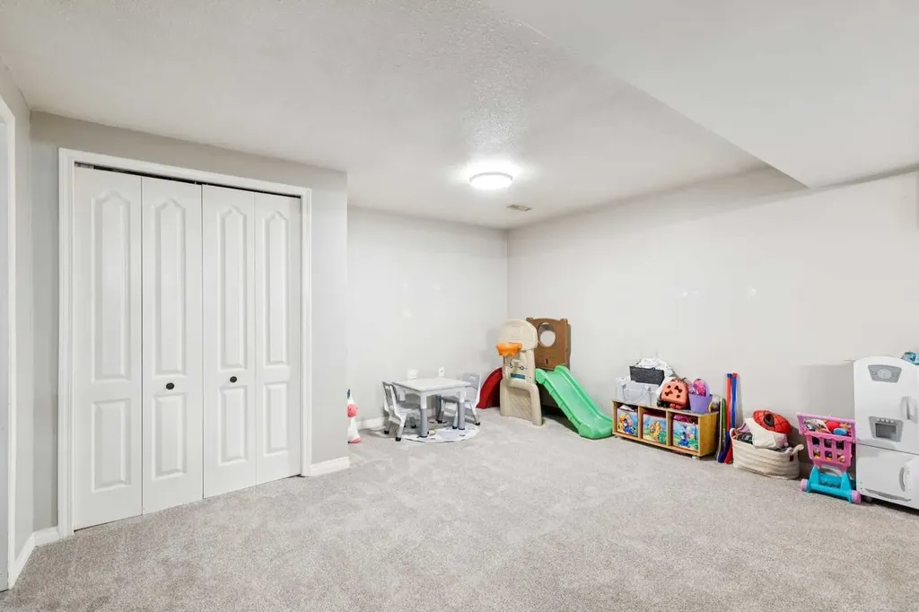 4387 Dovercrest Drive SE Calgary AB T2B 1Y3