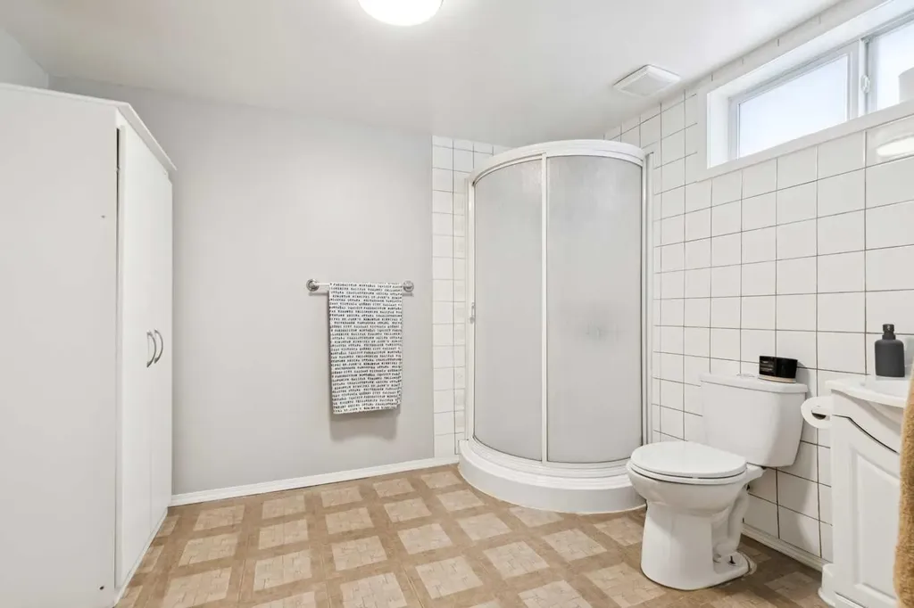 4387 Dovercrest Drive SE Calgary AB T2B 1Y3