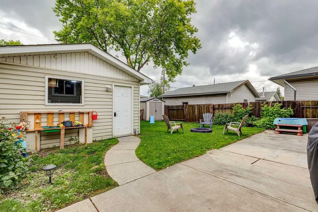 4387 Dovercrest Drive SE Calgary AB T2B 1Y3