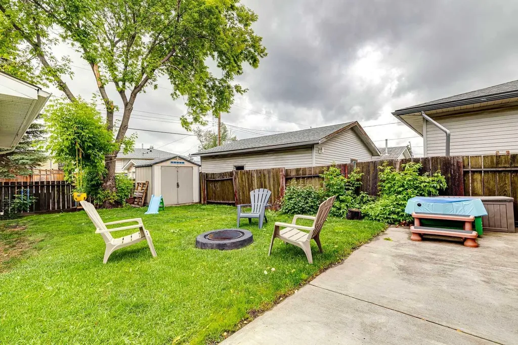 4387 Dovercrest Drive SE Calgary AB T2B 1Y3