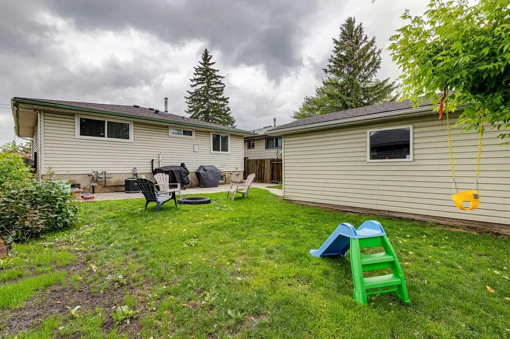 4387 Dovercrest Drive SE Calgary AB T2B 1Y3