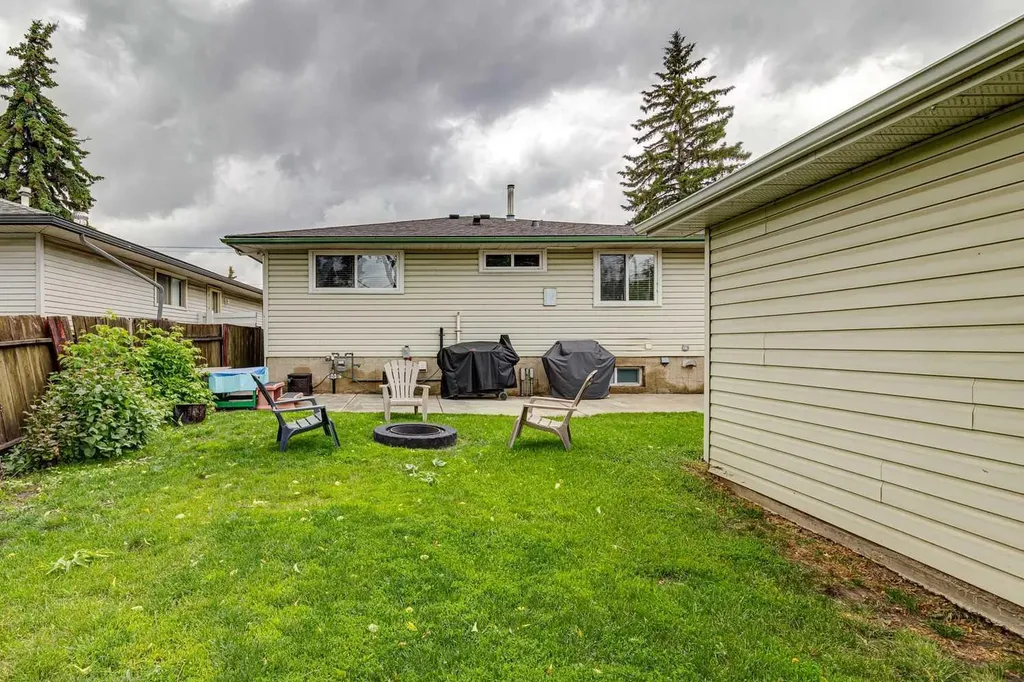 4387 Dovercrest Drive SE Calgary AB T2B 1Y3