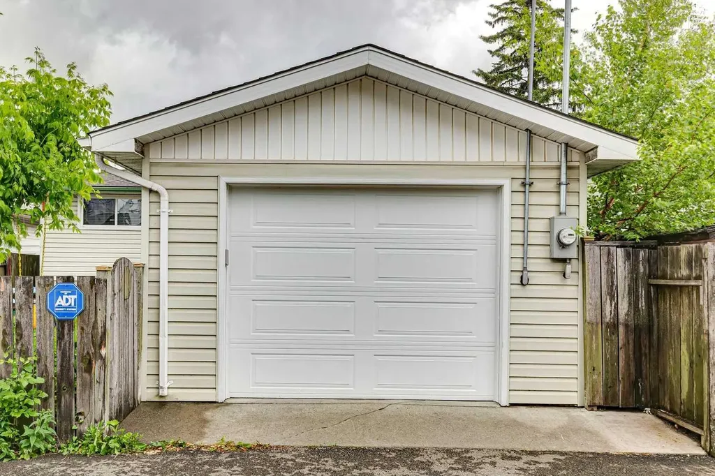 4387 Dovercrest Drive SE Calgary AB T2B 1Y3