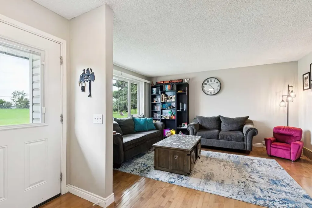 4387 Dovercrest Drive SE Calgary AB T2B 1Y3