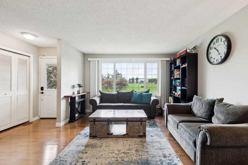 4387 Dovercrest Drive SE Calgary AB T2B 1Y3