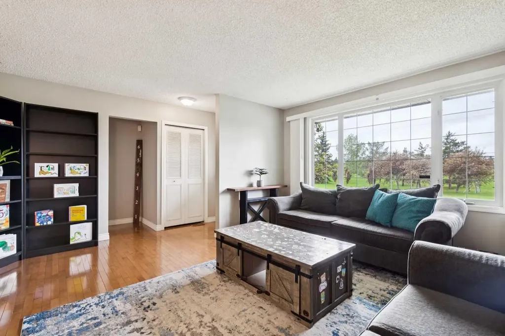 4387 Dovercrest Drive SE Calgary AB T2B 1Y3