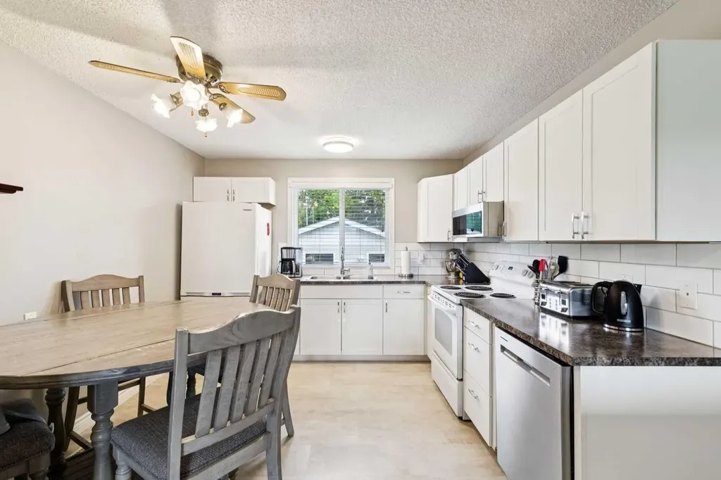 4387 Dovercrest Drive SE Calgary AB T2B 1Y3