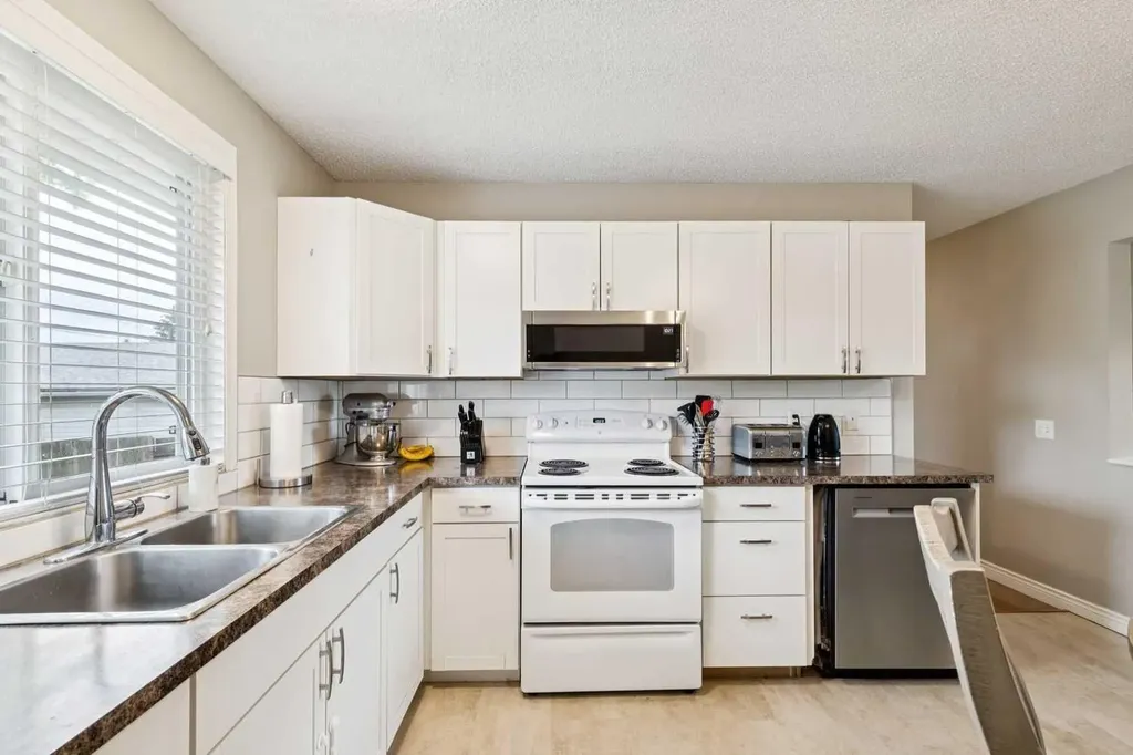 4387 Dovercrest Drive SE Calgary AB T2B 1Y3