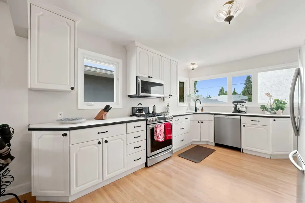 3518 3 Avenue SW Calgary AB T3C 0A6