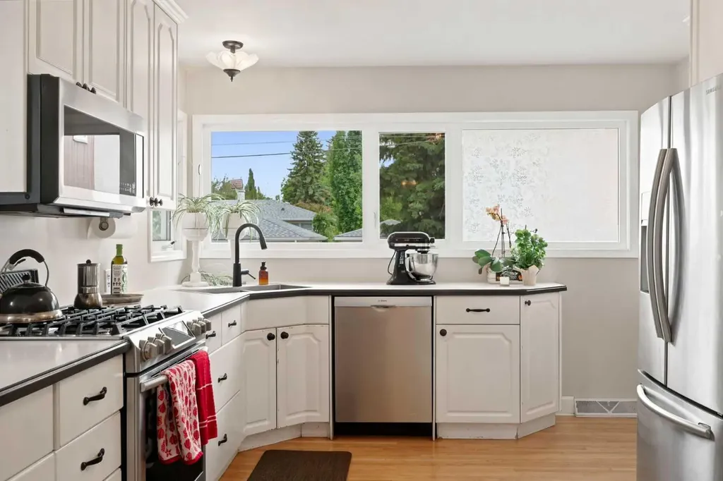 3518 3 Avenue SW Calgary AB T3C 0A6