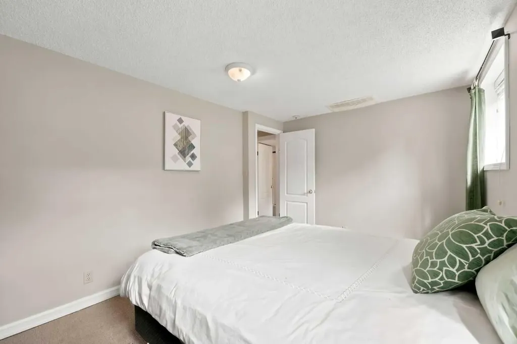 3518 3 Avenue SW Calgary AB T3C 0A6