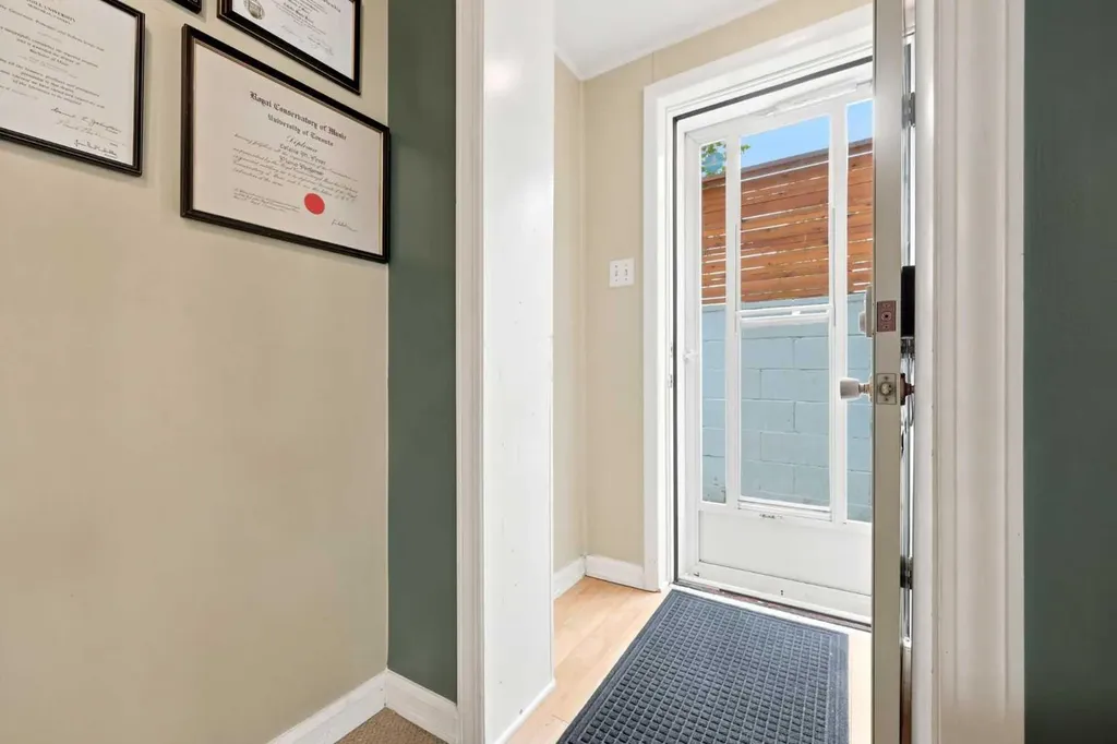 3518 3 Avenue SW Calgary AB T3C 0A6