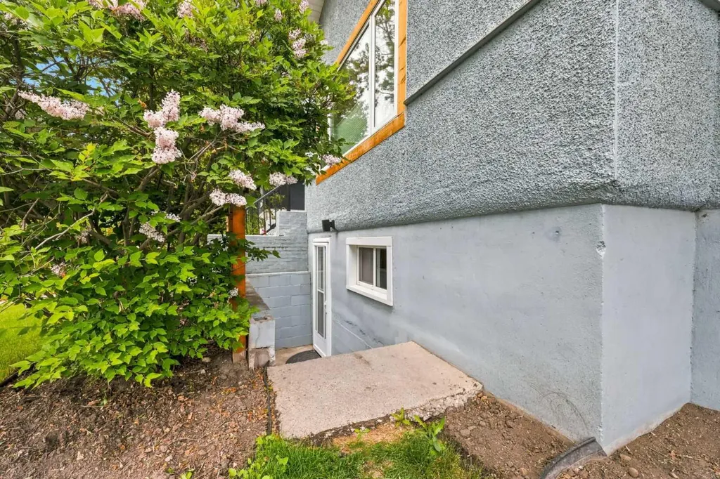 3518 3 Avenue SW Calgary AB T3C 0A6