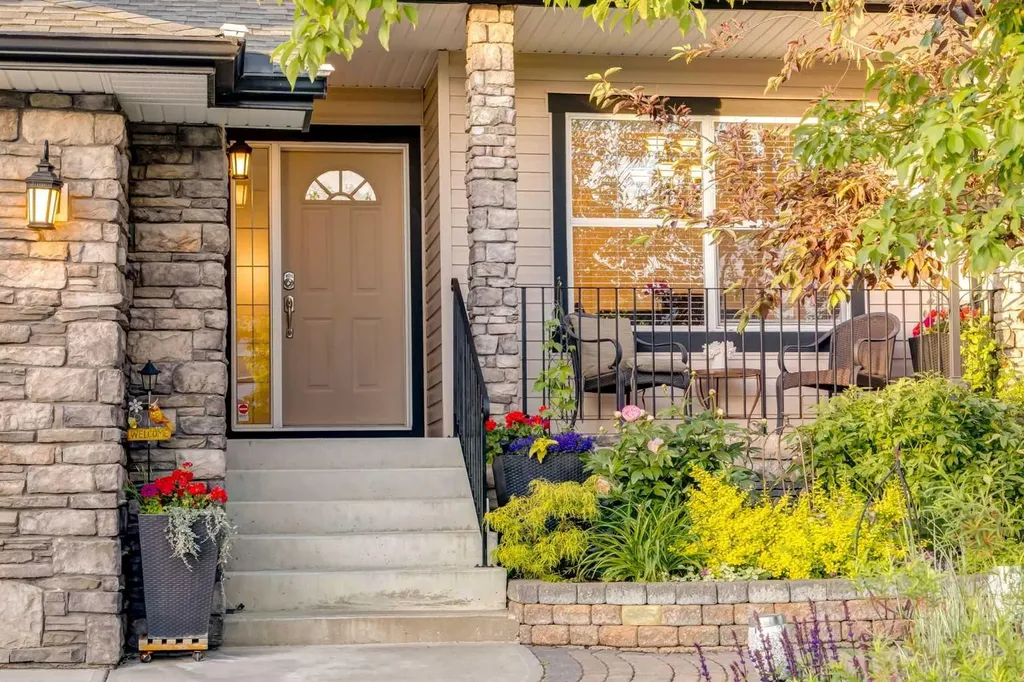 10450 Rockyledge Street NW Calgary AB T3G 5N1