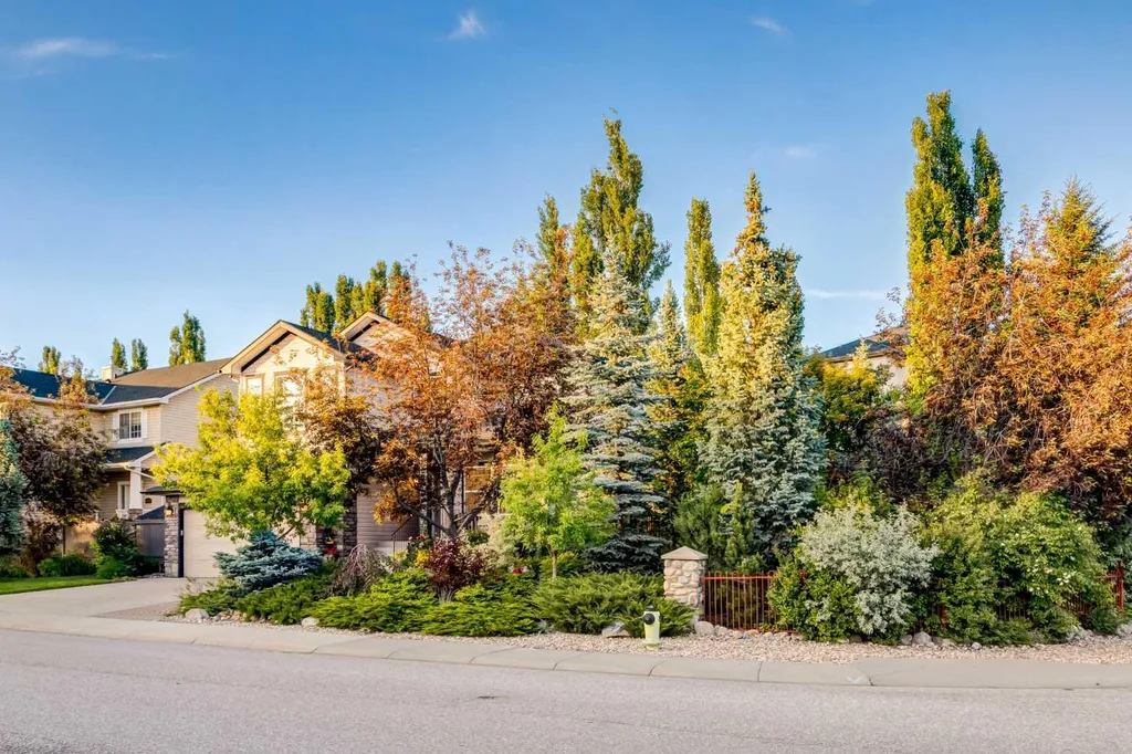 10450 Rockyledge Street NW Calgary AB T3G 5N1