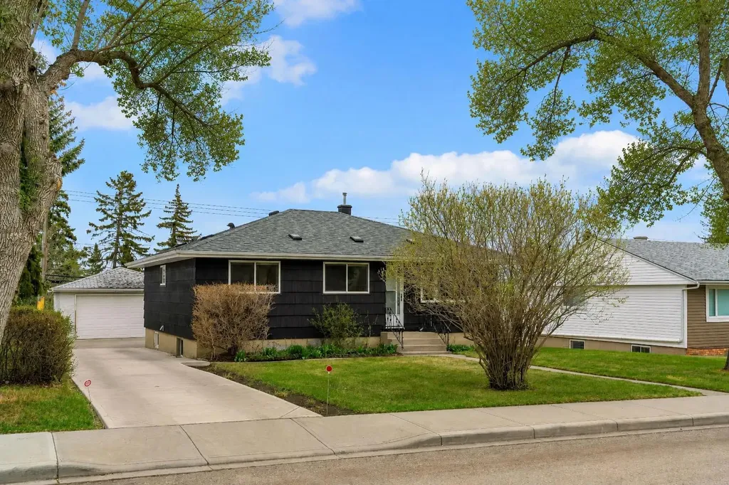 254 Hendon Drive NW Calgary AB T2K 1Z5