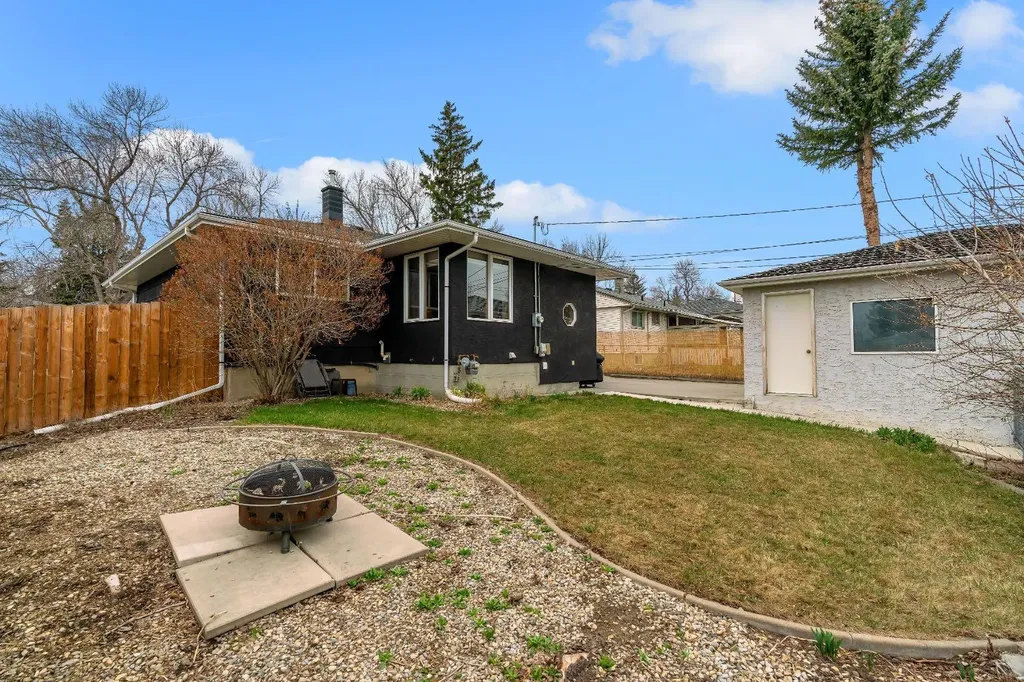 254 Hendon Drive NW Calgary AB T2K 1Z5