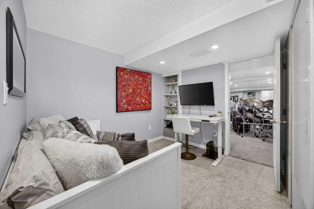 2029 Luxstone Boulevard SW Airdrie AB T4B 0J7