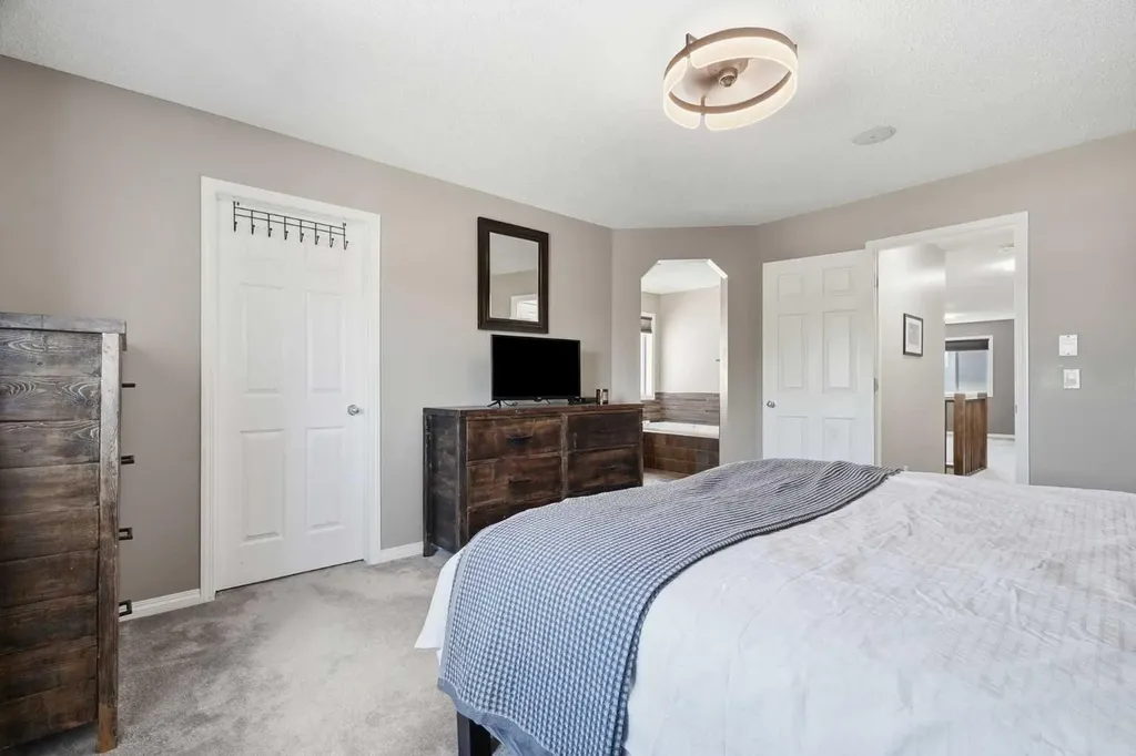 379 Cimarron Boulevard Okotoks AB T1S 2L8