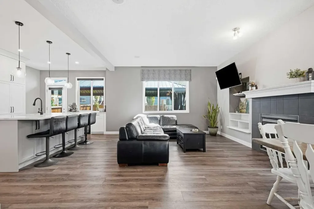 379 Cimarron Boulevard Okotoks AB T1S 2L8