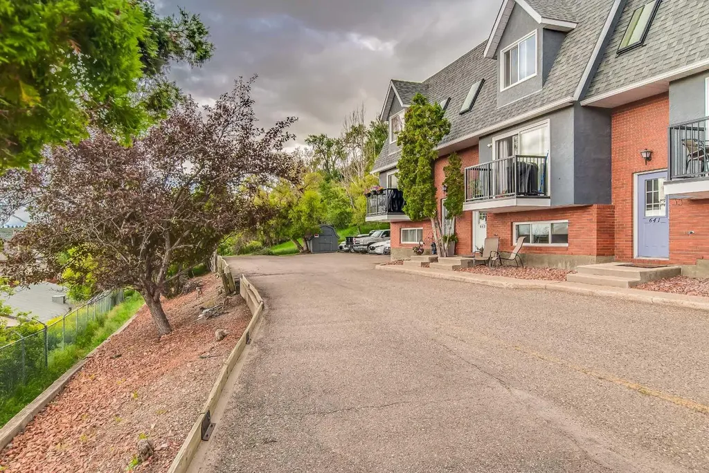 643 5 Street SE Medicine Hat AB T1A 0N4