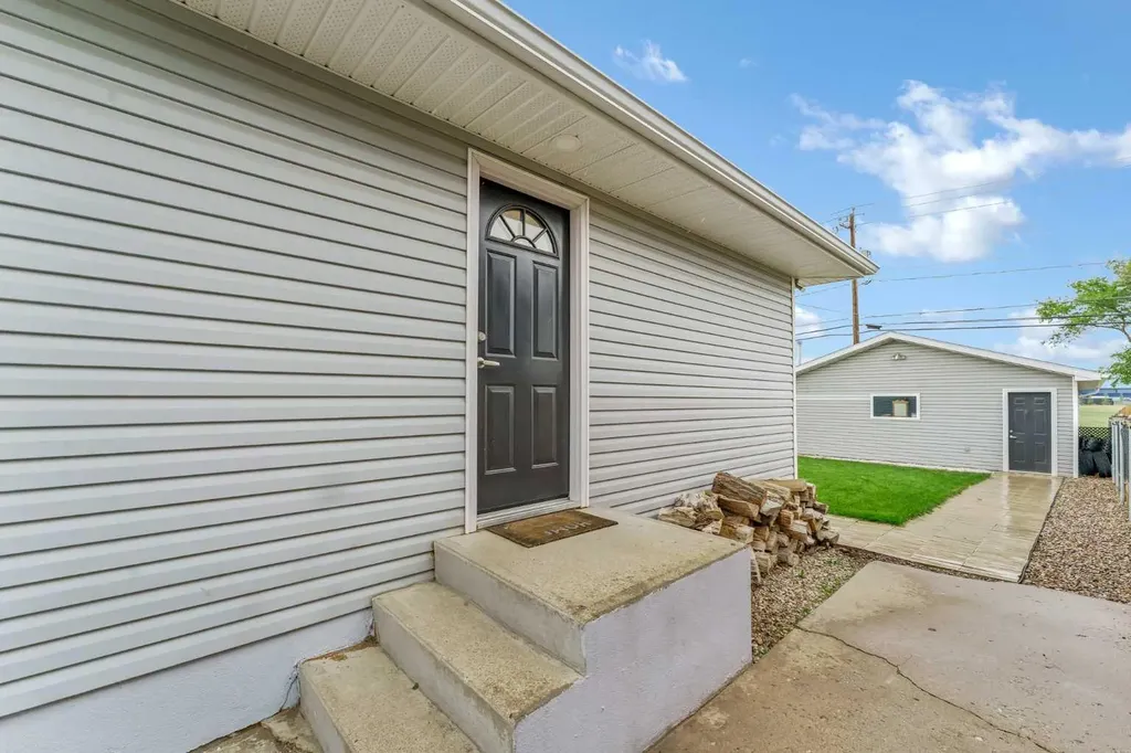 172 14 Street NW Medicine Hat AB T1A 6R6