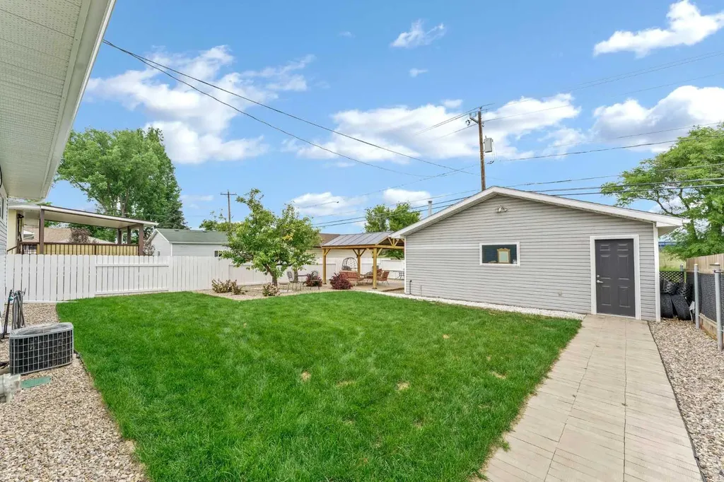 172 14 Street NW Medicine Hat AB T1A 6R6
