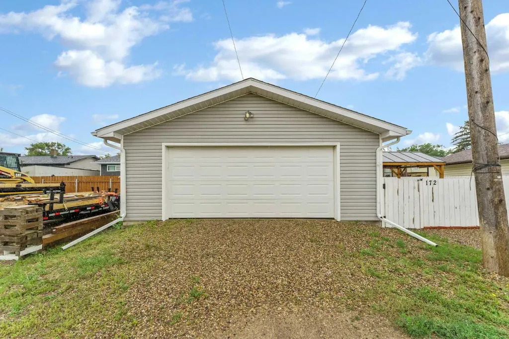172 14 Street NW Medicine Hat AB T1A 6R6