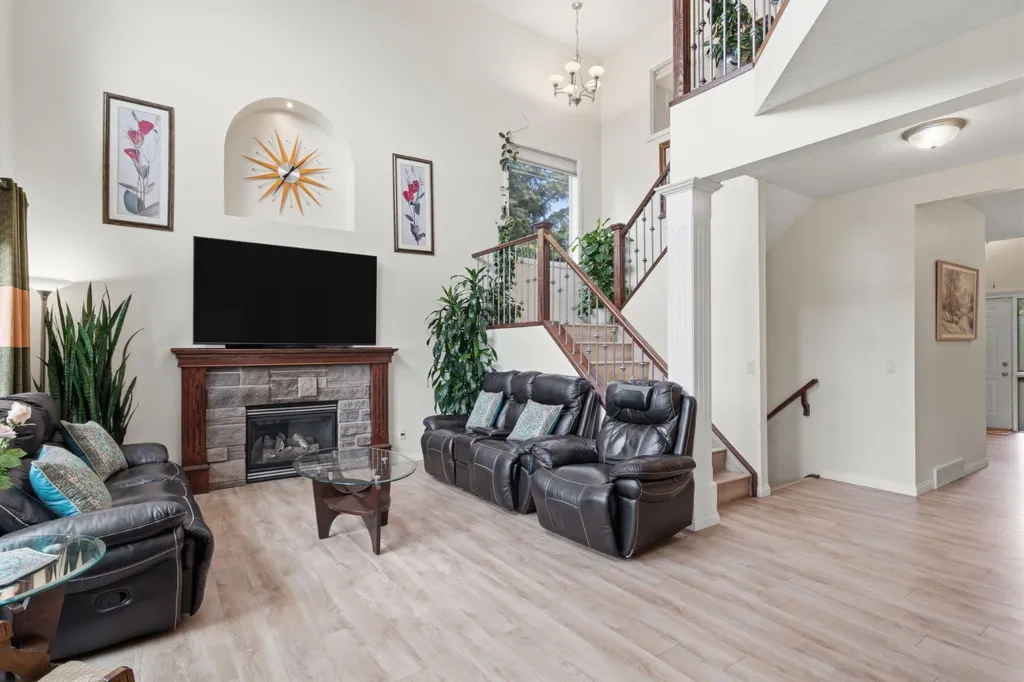 21 Royal Ridge Hill NW Calgary AB T3G4T9