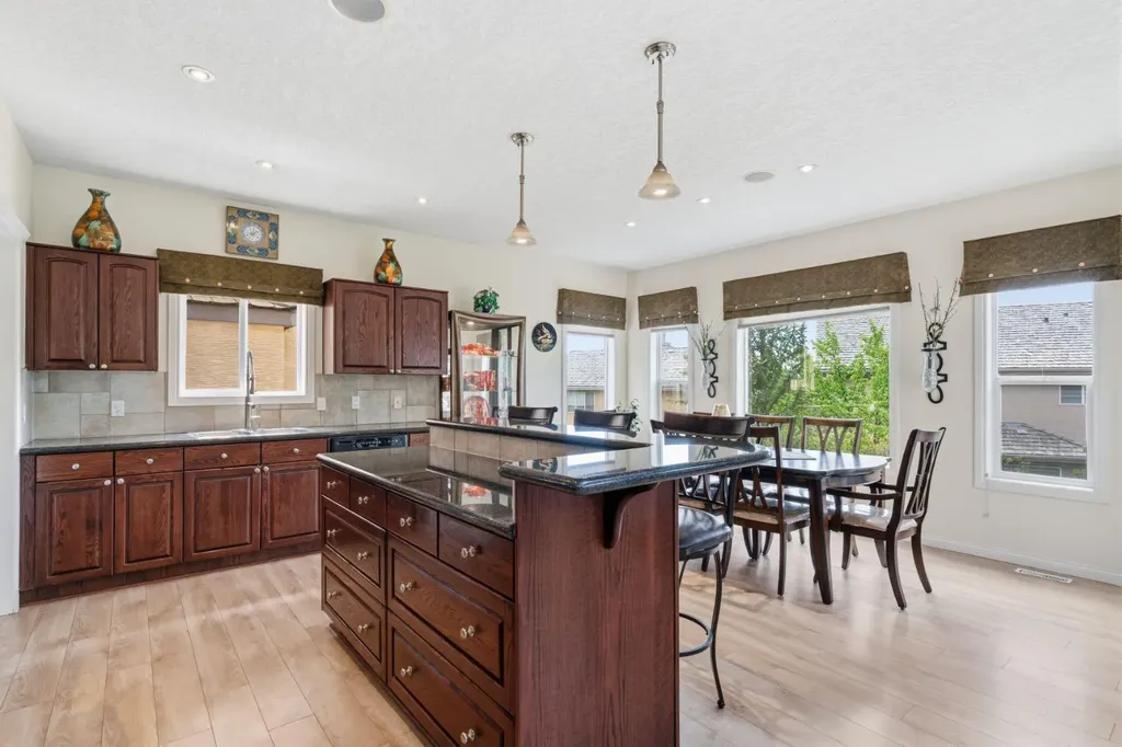 21 Royal Ridge Hill NW Calgary AB T3G4T9