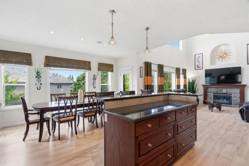 21 Royal Ridge Hill NW Calgary AB T3G4T9