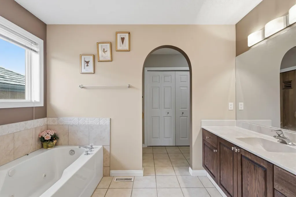 21 Royal Ridge Hill NW Calgary AB T3G4T9