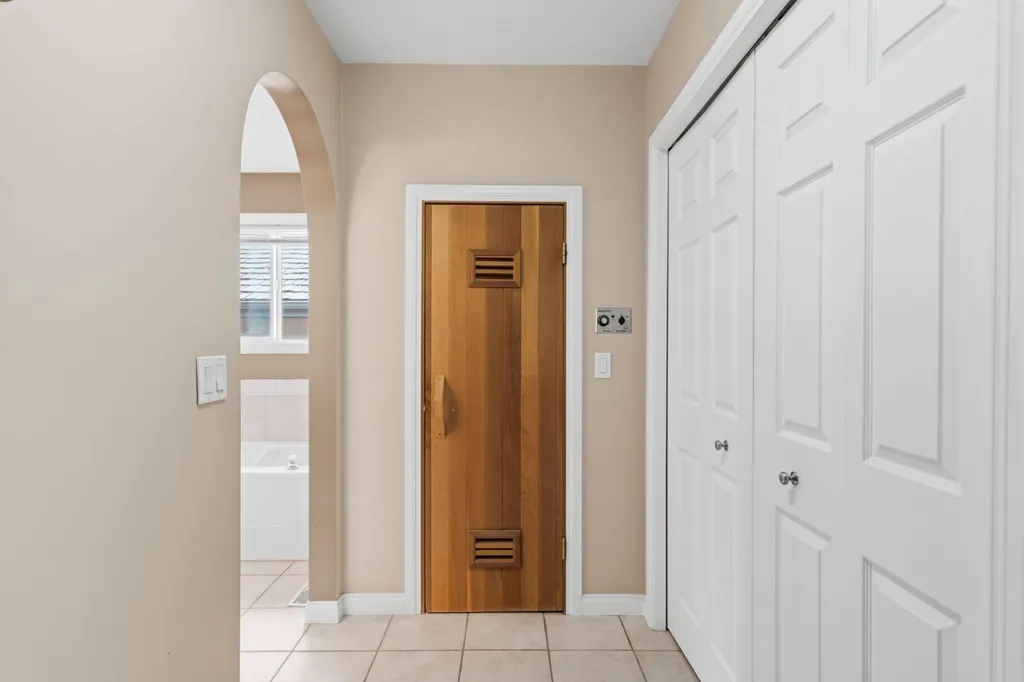 21 Royal Ridge Hill NW Calgary AB T3G4T9